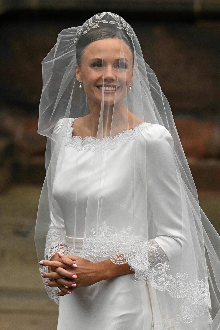 La bella novia Olivia Henson arribando para su boda con el Duque de Westminster, en la Catedral de Chester. (Oli SCARFF / AFP)