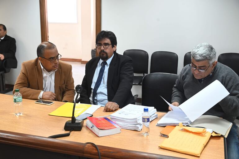 Roberto Cárdenas Ramírez (izq) junto a su abogado David Florentín. A la derecha, el otro acusado, el ex director de Administración y Finanzas del municipio lambareño, Guido Fernando Salcedo, en la sala de juicio. Archivo Abc.