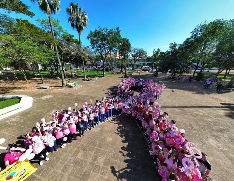 Ignacianos realizaron todos juntos el laso rosa en conmemoración del mes de la prevención del cáncer de mama.