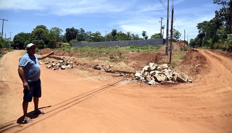 Ismael Candia señala el predio donde está el pozo de agua para un barrio cerrado de San Ber.