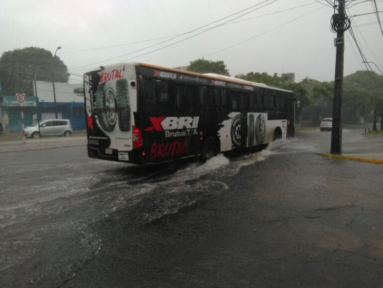 Las intensas lluvias ya se sientieron estar tarde en área metropolitana y persistirán según una alerta de tormentas vigente.