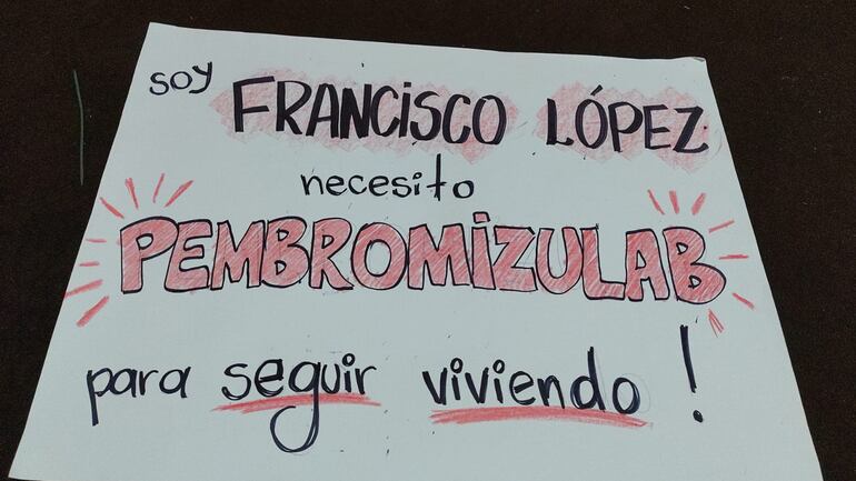 El cartel de protesta de un paciente con cáncer de Ciudad del Este, donde situación es crónica por la falta de medicamentos.