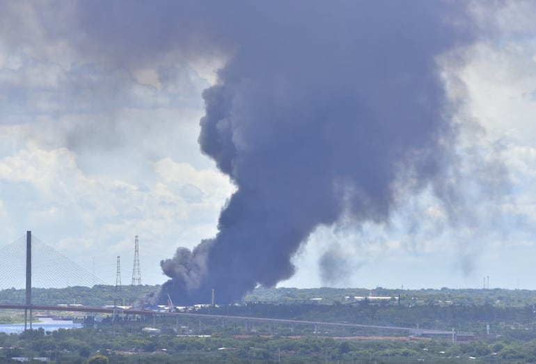 Sigue incontrolable el incendio en Roque Alonso: buscan proteger depósitos aledaños