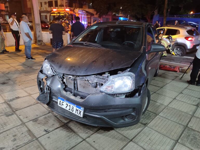 Este automóvil Toyota Etios fue uno de los protagonistas del accidente.