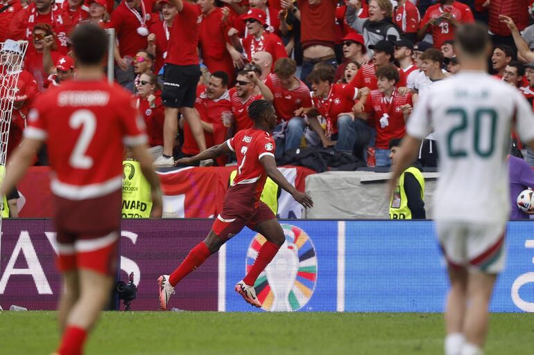 Breel Embolo, jugador de la selección de Suiza, festeja un gol en el partido frente a Hungría por la primera fecha del Grupo A de la Eurocopa 2024 en la ciudad de Colonia, Alemania.