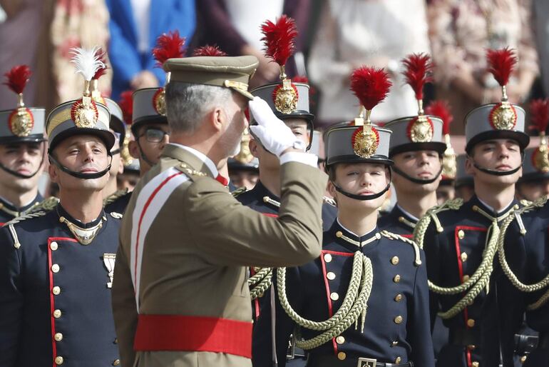 El rey Felipe VI pasando frente a la princesa de Asturias y sus compañeros en el acto de jura de la bandera en la Academia General Militar de Zaragoza. (EFE/Javier Cebollada)
