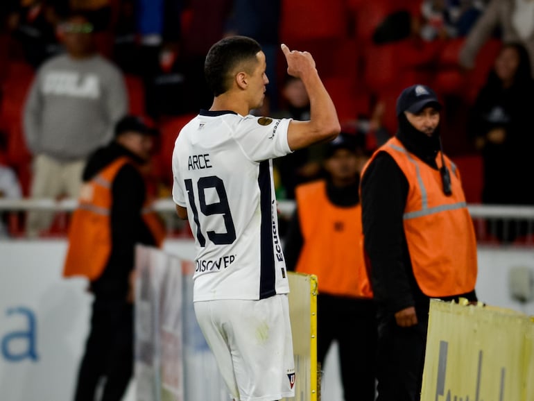 El paraguayo Alex Arce, jugador de Liga de Quito, celebra un gol en el partido ante Delfín por la Serie A de Ecuador en el estadio Rodrigo Paz Delgado, en Quito, Ecuador.