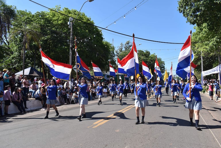 Abanderadas marchan en perfecta formación.