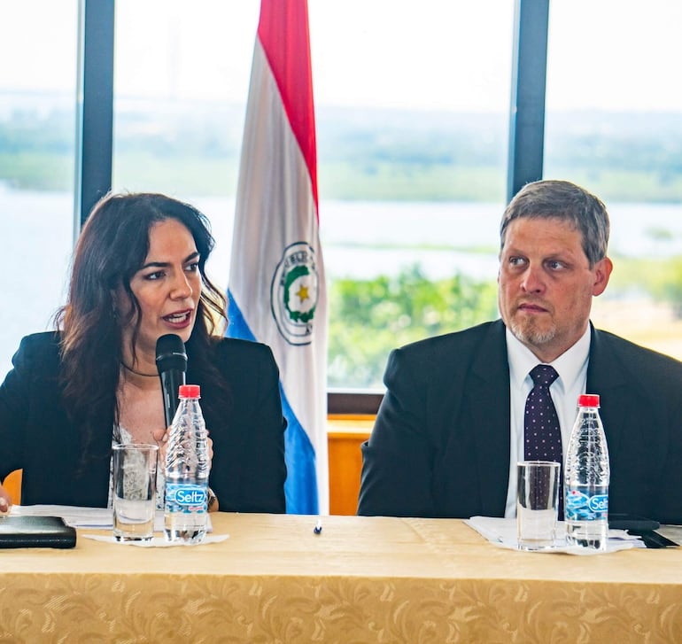 La ministra Claudia Centurión y el senador Natalicio Chase, presidente de la Comisión de Obras del Senado.