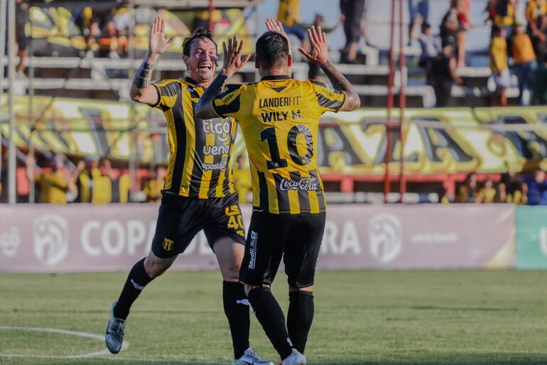 Festejo de los goleadores de Guaraní