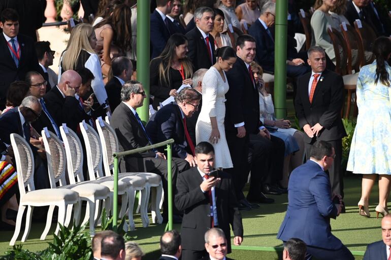 De pie, en primera fila, Chiara Capdevila y el expresidente Horacio Cartes, declarado significativamente corrupto por el gobierno de los Estados Unidos.