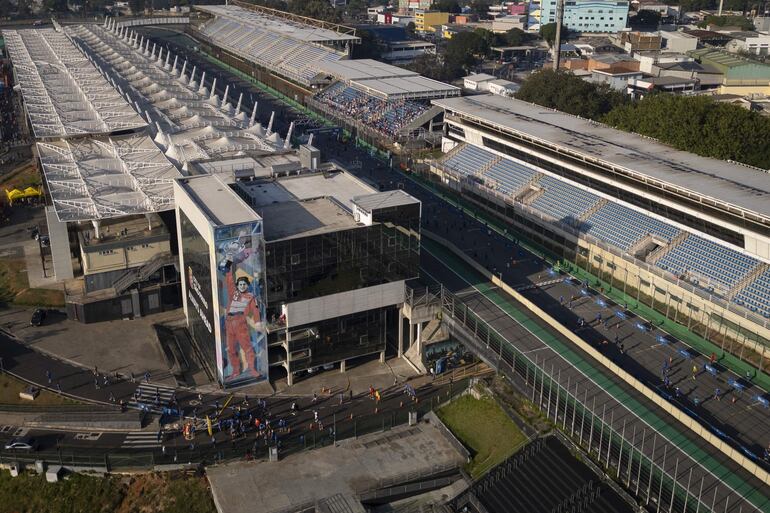 Fotografía aérea del Circuito de Interlagos durante una carrera en homenaje al 30 aniversario de la muerte del piloto brasileño Ayrton Senna, este miércoles, en Sao Paulo (Brasil). Miles de brasileños se dieron cita este miércoles en el circuito de Interlagos, en São Paulo, para recordar el legado eterno del triple campeón de Fórmula Uno Ayrton Senna, fallecido hace exactos treinta años en el Gran Premio de San Marino.