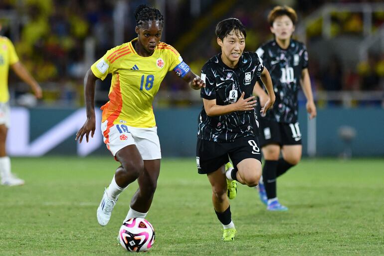 Colombia's forward Linda Caicedo (L) and South Korea's forward Soojeong Park fight for the ball during the 2024 FIFA U-20 Women's World Cup round of 16 match between Colombia and South Korea at the Pascual Guerrero stadium in Cali, Colombia on September 11, 2024. (Photo by Nelson Rios / AFP)