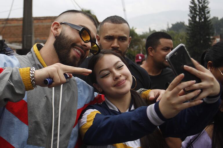 El cantante colombiano Manuel Turizo recorre la Comuna 13 de Medellín (Colombia). 