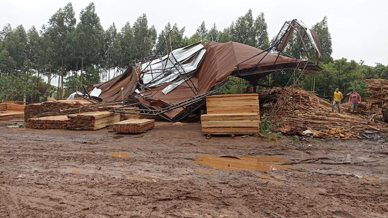 Un techo del depósito de madera de una planta industrial también fue dañado por el temporal.