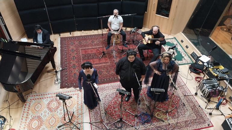 Sergio Cuquejo, Marijó Obregón, Pablo Simón, Susana Zaldívar, Luis Chaparro y Fernando Garbarino en un momento de la grabación en los estudios Abbey Road.