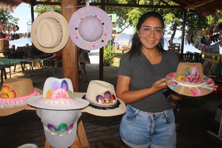 Norma Leguizamón confecciona y vende sombreros y biseras con diseños de ñandutí.