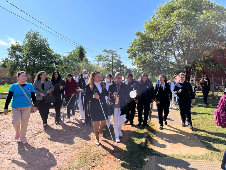 Alumnos del Centro de Formación Integral para Personas Ciegas y Dificultades Visuales, y audtoridades de Ia Municipalidad de Itauguá, como también de la Gobernación de Central participaron de la caminata.