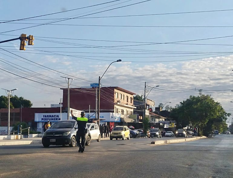 Agentes de la PMT de Asunción dirigen el tránsito. Imagen de referencia.