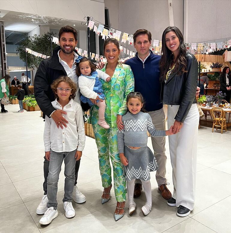 Carlitos Ortellado y Gi Lesme con sus hijos Benicio y Ofelia asistieron al cumple de Veronita. (Instagram/Carlitos Ortellado)