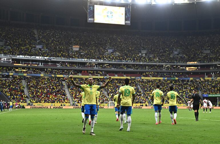 Rafinha de Brasil celebra su gol este martes, en un partido de las eliminatorias sudamericanas el Mundial de 2026 entre Brasil y Venezuela en el estadio Mané Garrincha en Brasilia (Brasil)