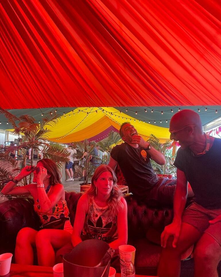 Con amigos. Sentado en el respaldo de un sillón Envuelto en una bandera paraguaya, el embajador del Reino Unido en Paraguay, Ramin Navai, ríe y disfruta del festival de Glastonbury, en Somerset, Inglaterra.