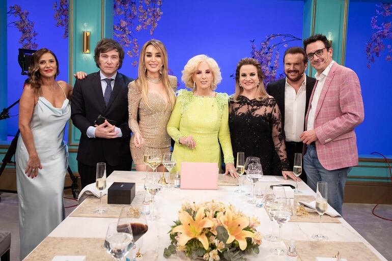 Mirtha Legrand junto a Fátima Florez,  Javier Milei y otros invitados en un programa del 2022. Ahora, el político y la humorista volverían ya como pareja en el primer programa de la temporada 2023 La Chiqui. (Instagram/Mirtha Legrand)