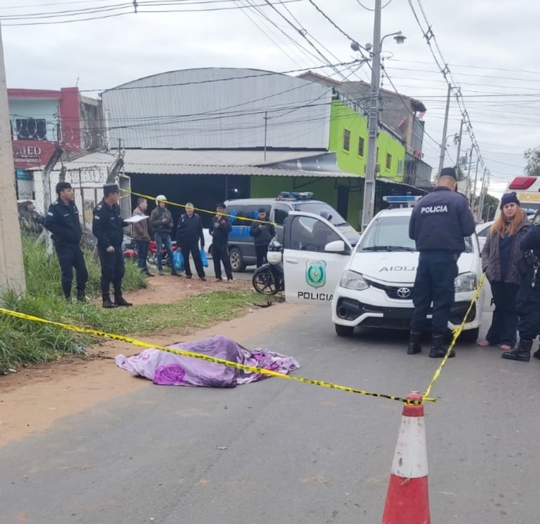 La victima fatal del choque tendida en el asfalto.