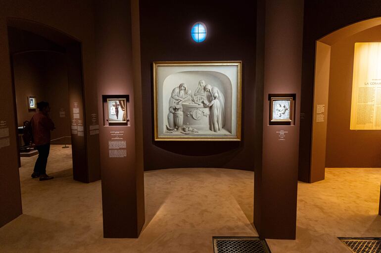 Un visitante observa las obras de arte expuestas en la exposición 'Trompe-l'oeil, desde 1520 hasta la actualidad' en el Musee Marmottan de París, Francia.