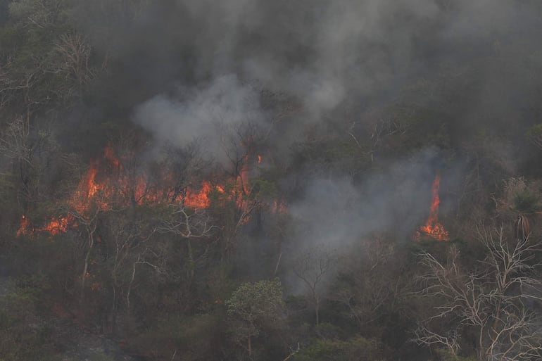 Fotografía aérea de la zona afectada por un incendio en la región del Chaco, en Bahía Negra (Paraguay), el fin de semana pasado. Productores reportaron la reactivación del fuego, apenas un día después de que se celebrara el control de las llamas.