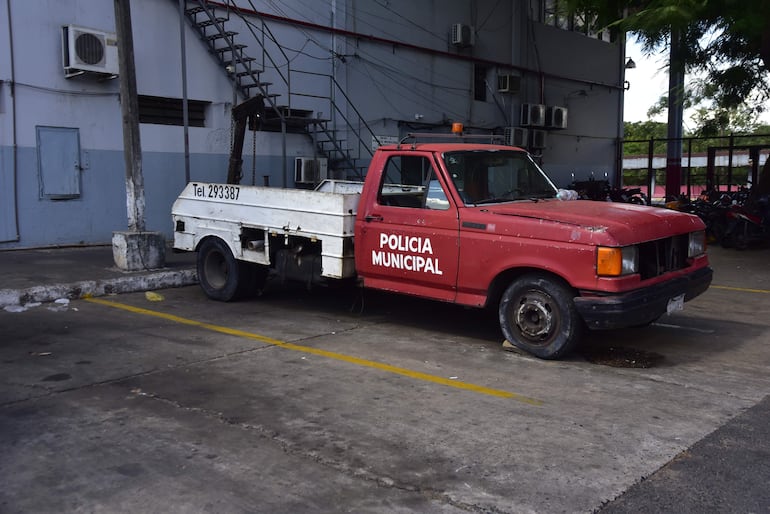 Funcionarios de la PMT de Asunción denuncian que tuvieron que hacer una "vaquita" para recuperar esta grúa que operaba en la Estación de Buses de Asunción (EBA).