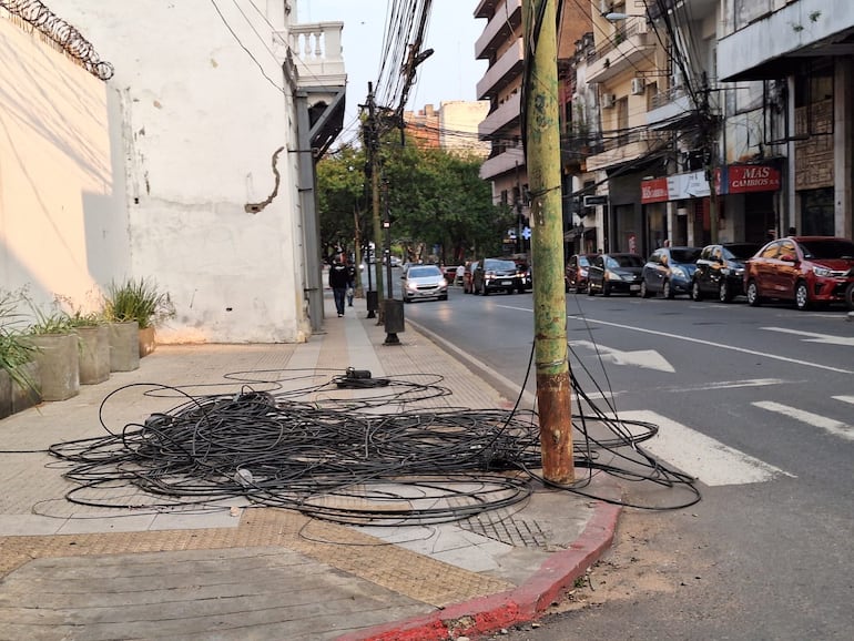 Cables abandonados en el microcentro capitalino.