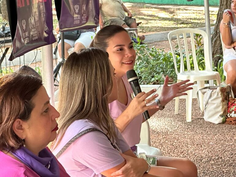 Kattya González, Esperanza Martínez y Johanna Ortega compartieron un conversatorio con mujeres en el marco del 8M.