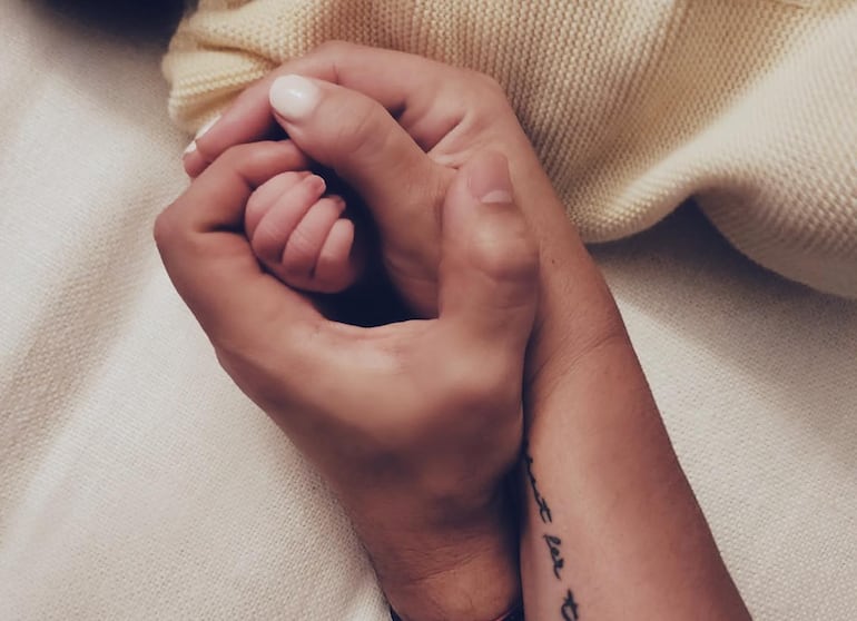 Con esta tierna postal, Maite Perroni y su esposo anunciaron la llegada de Lía.