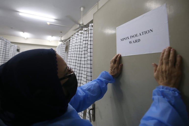 Personal hospitalario trabaja en una sala del Hospital de Policía y Servicios, que ha sido reconvertida para ser utilizada como sala de aislamiento para pacientes de MPOX, en Peshawar, capital provincial de la provincia de KPK, Pakistán.