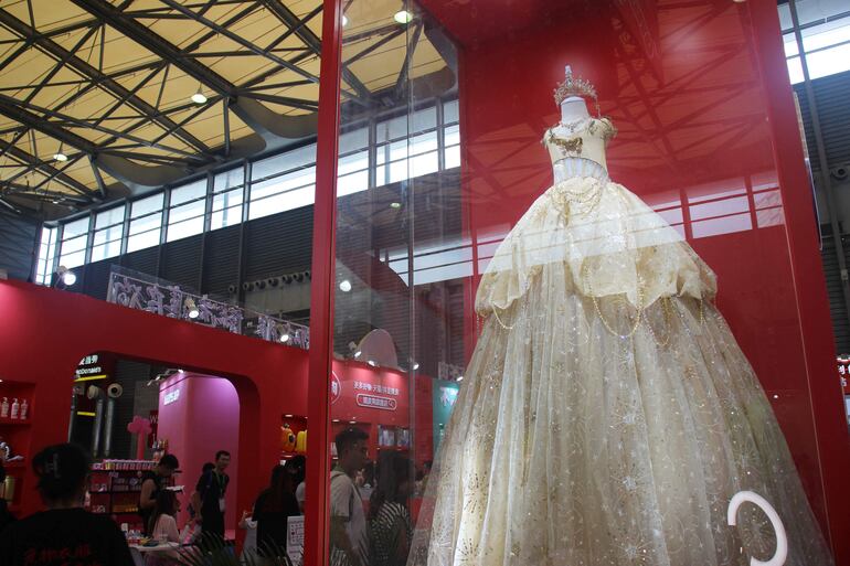 Vestido dorado de 1,5 metros de largo de 13.700 dólares para un perro en exhibición en la exposición Pet Fair Asia en Shanghái.