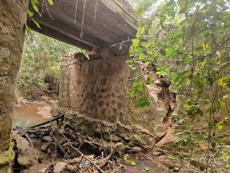 La base del puente de la compañía Pintos está a punto de derrumbarse.