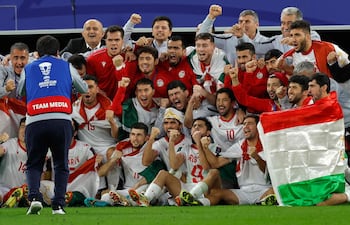 Los jugadores de la selección de Tayikistán posan para la foto luego de conseguir la clasificación a cuartos de final de la Copa de Asia, que se disputa actualmente en Qatar.