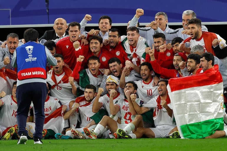 Los jugadores de la selección de Tayikistán posan para la foto luego de conseguir la clasificación a cuartos de final de la Copa de Asia, que se disputa actualmente en Qatar.