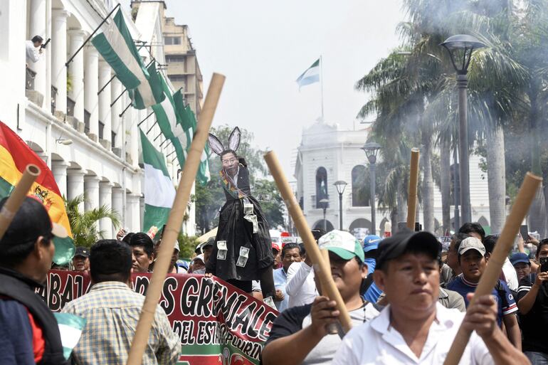 Una multitud protesta en la mayor región de Bolivia contra falta de dólares y combustibles.