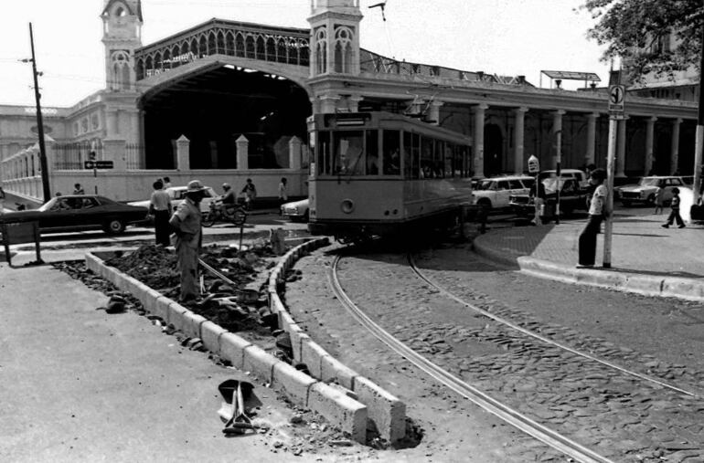 El tranvía a su paso por la calle México durante su remodelación.