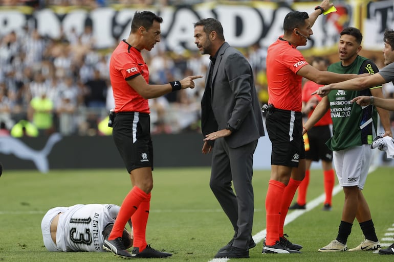 EVE6077. BUENOS AIRES (ARGENTINA), 30/11/2024.- El entrenador de Botafogo Artur Jorge (c) discute con el árbitro argentino Facundo Tello este sábado, en la final de la Copa Libertadores entre Atlético Mineiro y Botafogo en el estadio Más Monumental en Buenos Aires (Argentina). EFE/ Antonio Lacerda
