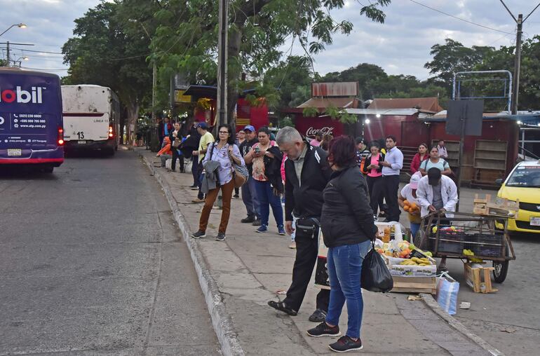 Los usuarios del transporte público deben soportar largas esperas en las paradas.