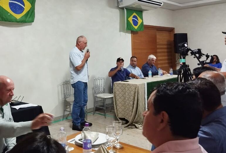 Eno Michels, de la Asociación de Productores de Soja de Paraguay, disertando ante productores en Brasil.