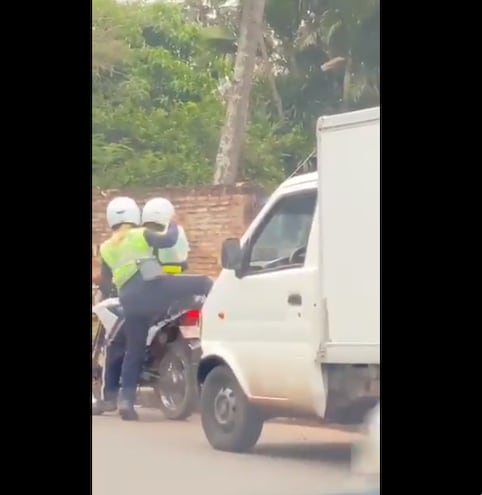 Momento en el que los agentes de la PMT se retiran con un paquete de mercaderías.