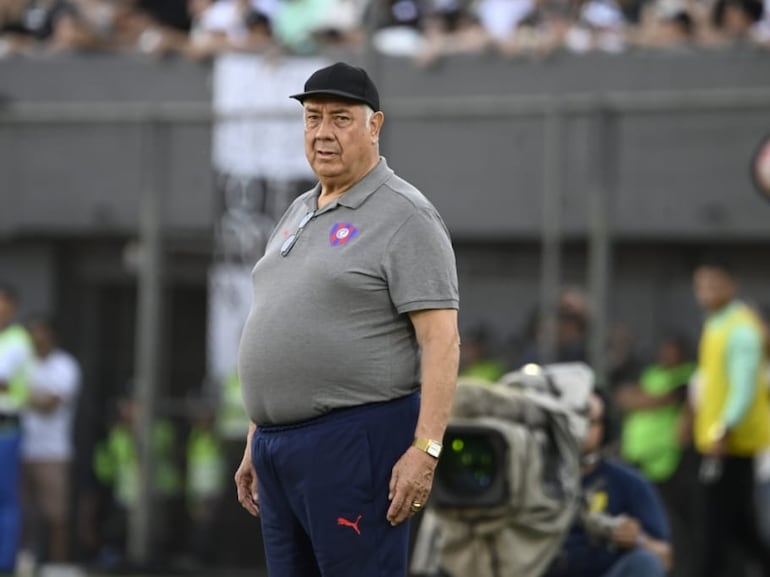 Carlos Jara Saguier, entrenador de Cerro Porteño, en el superclásico contra Olimpia en el estadio Defensores del Chaco, en Asunción.