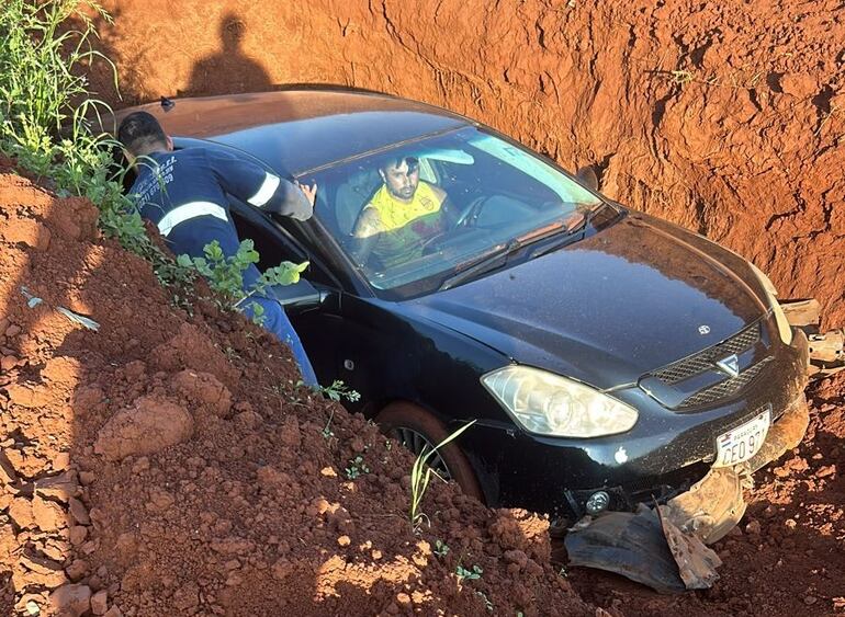 Miguel Ángel Enríquez Vera, dentro del automóvil tras caer en la cuneta.