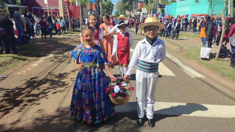 Los atuendos típicos paraguayos no faltaron en el desfile. Los alumnos del tercer ciclo marcharon llevaron flores y el kambuchi que es un elemento característico del pais.