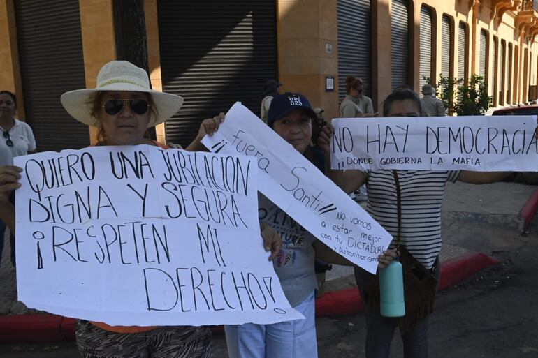 Asunción protesta superintendencia jubilaciones panteón héroes