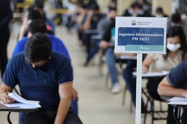 Concurso de la Itaipú significó una gran esperanza para muchos jóvenes de poder acceder a cargos en la Binacional, con salarios muy por encima de los que ofrece el mercado laboral público y privado.